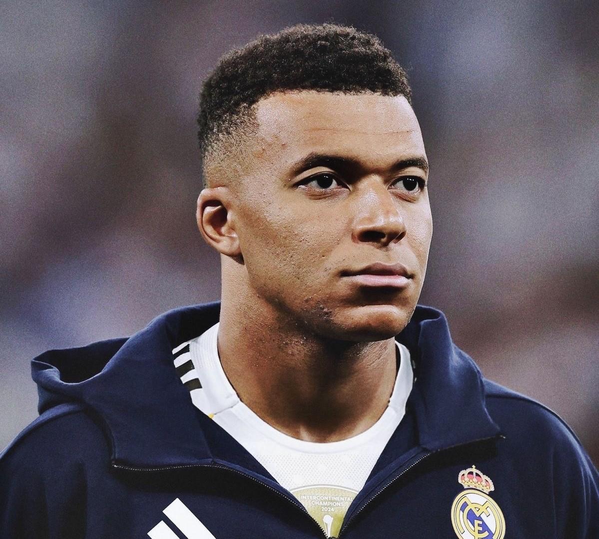 法国队世预赛4:0战胜乌克兰成为第一支直接
晋级世界杯的欧洲球队。而独进两球的姆