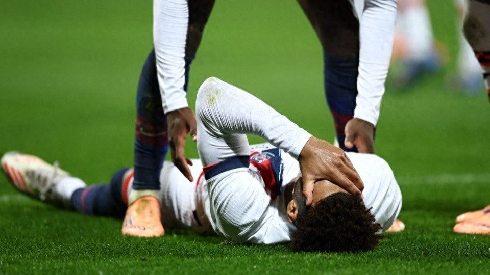 巴黎圣日耳曼再遭打击：新星杜埃重伤离场，恐长期缺阵