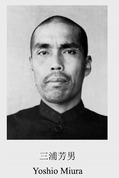 1942年，一个鬼子在杀害一位中国农民时，为了找点乐子，便把毛巾盖在了农民的脸上