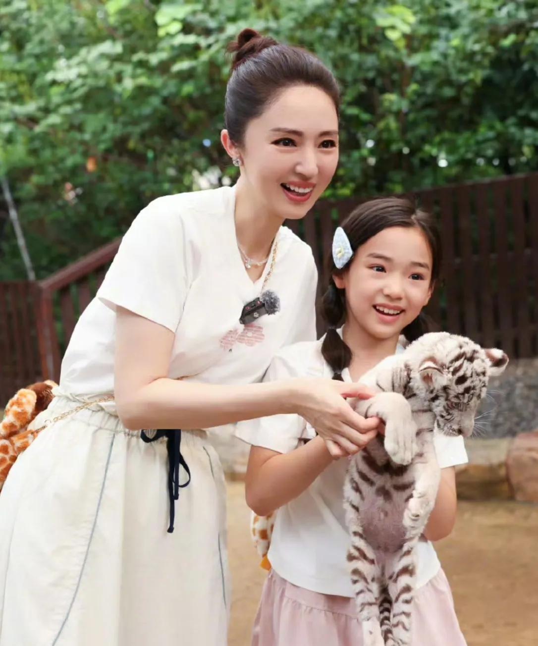 #张维伊叫小酒窝窝子# “雪花女神龙”董璇的宝贝女儿小酒窝被继父张维伊叫窝子，这