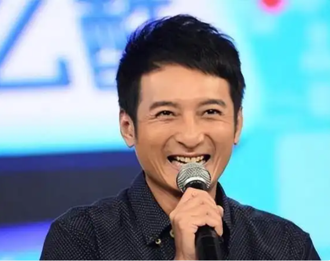 知名主持人李维嘉和富婆分手，还被行业封杀，复出后还被吐槽

