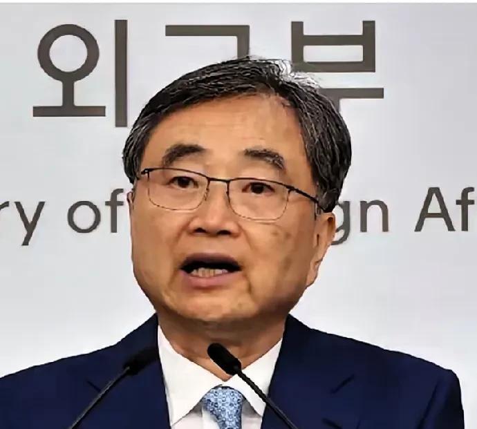 韩国外长赵显的态度转变着实令人迷惑。
8月3日其出访美国之际大放厥词，宣称要“警