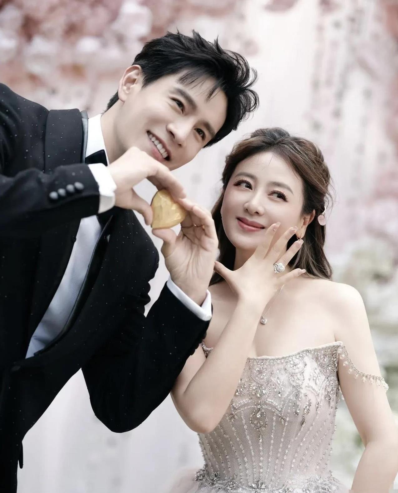 这一对明星夫妻男帅女靓，这样的合影美得惊人，真是养眼。185身高的经超又帅气，演