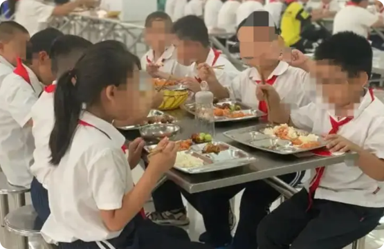 上海嘉定，7岁男生与同班女同学吃午饭时，对女同学说“戳鸡鸡”，而后头缩进餐桌下，