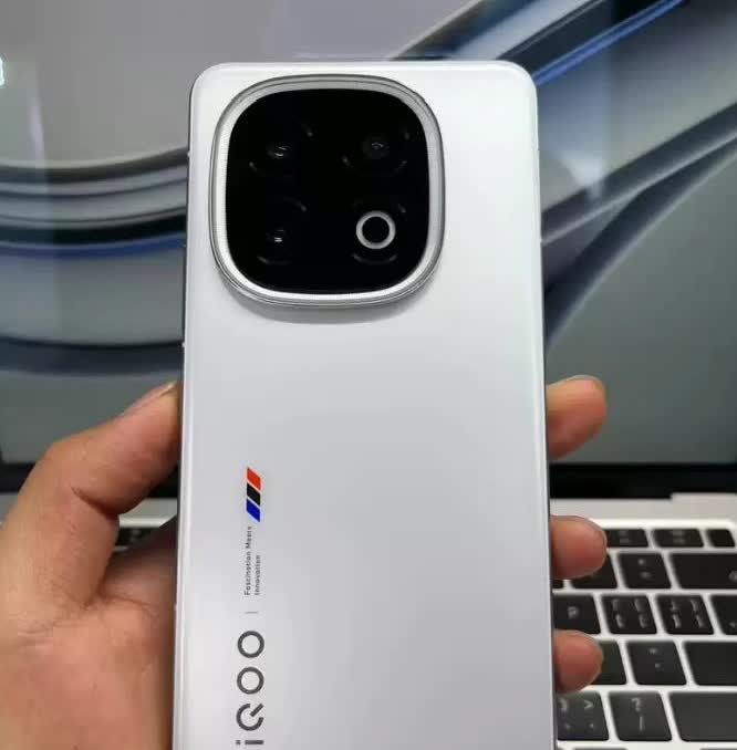 iQOO手机明明配置很好，为啥还有人说杂牌？

感觉很多人就只知道苹果小米华