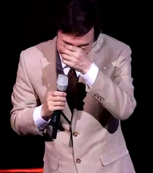 费玉清已经70岁啦。现在每天过着很踏实的小日子，身边有个比他小14岁的女伴，买菜做饭样样在行