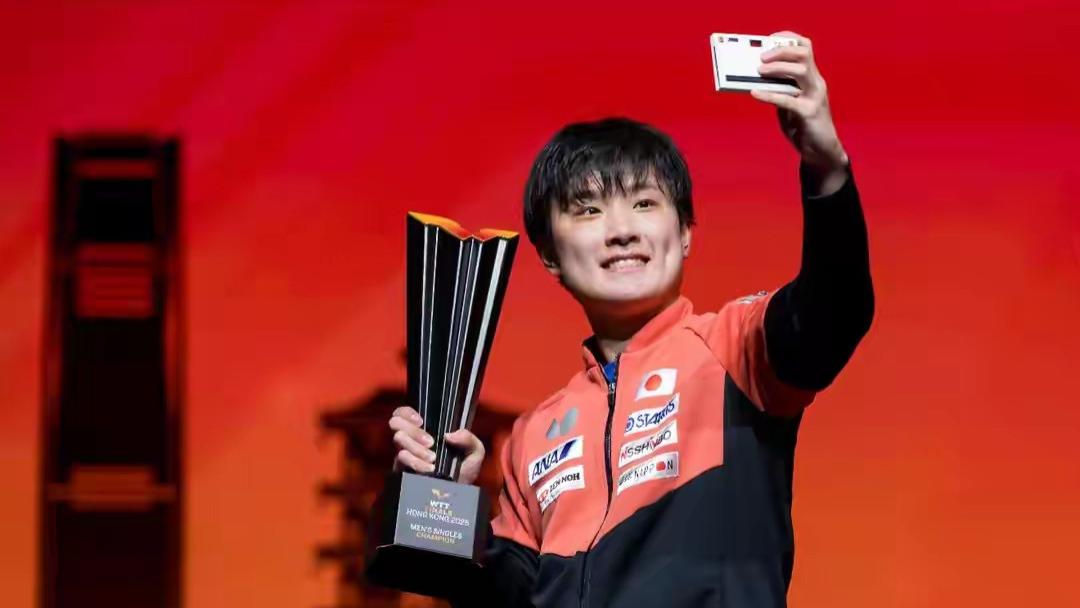 这次获得男单冠军的张本智和，像是一副没见过世面的样子