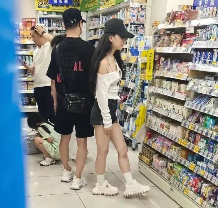近日，汪峰携女友森林北现身日本药妆店。森林北一改往日风格，穿露肩上衣配超短热裤，