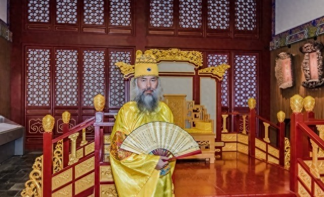朱元璋的大舅子郭德成，是个人精。有一次，朱元璋叫他进宫，故意问道：“你功劳不小，