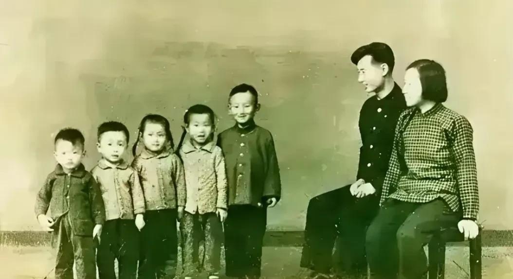 60年代，
一对夫妻带着五个孩子
在照相馆留下珍贵合影。
孩子们按身高整齐排列，