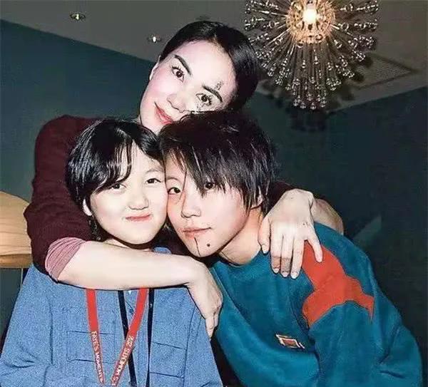 杨澜问王菲：“怎么看待女儿李嫣的缺陷？”王菲看得很明白：“我觉得她就是正常人。”