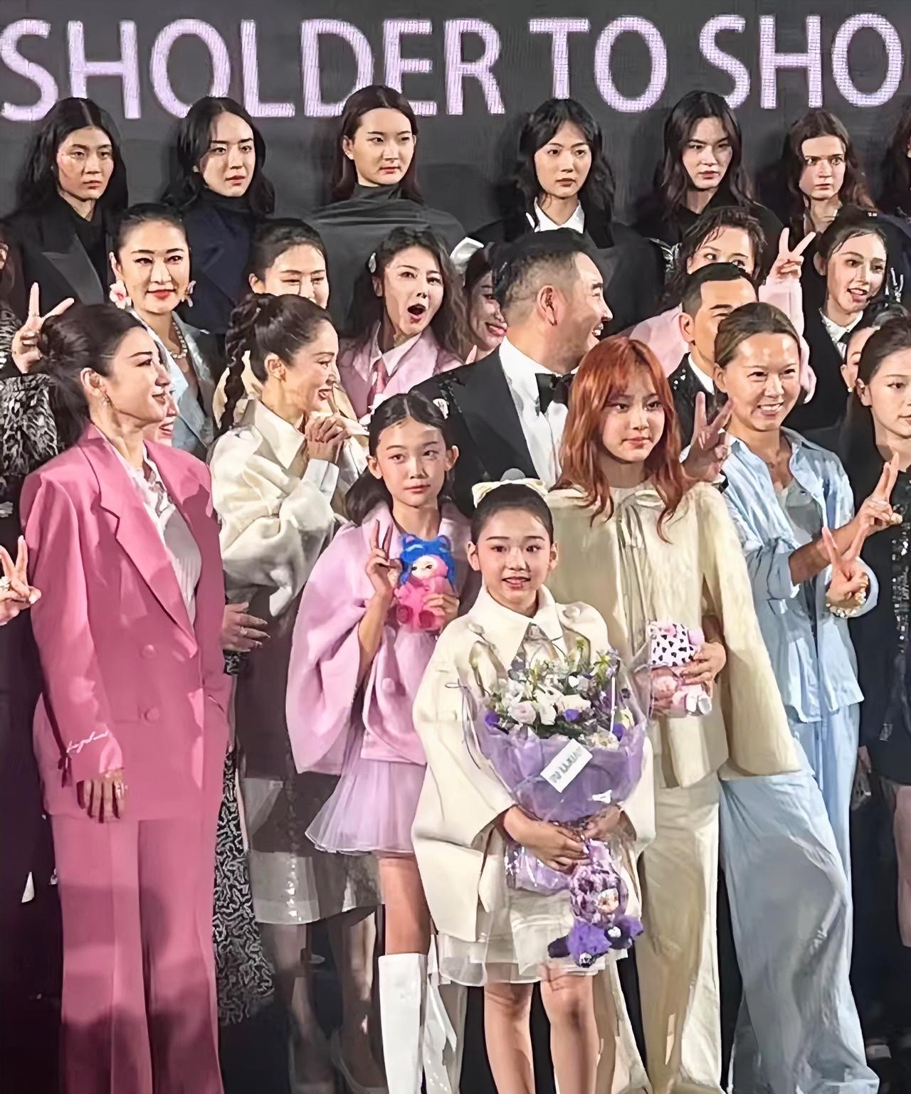 这张合影就能看出只有董璇的女儿小酒窝最有潜力进演艺圈，其余都是羡慕的份吧！