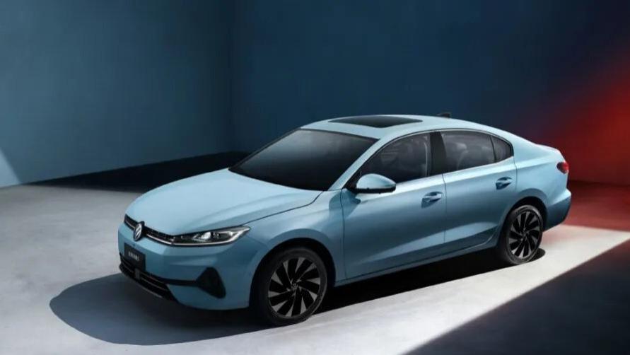 2025各城市新能源汽车销量排行；全新奔驰C级纯电版谍照曝光；全新速腾S首发亮相；捷豹“开倒车”？