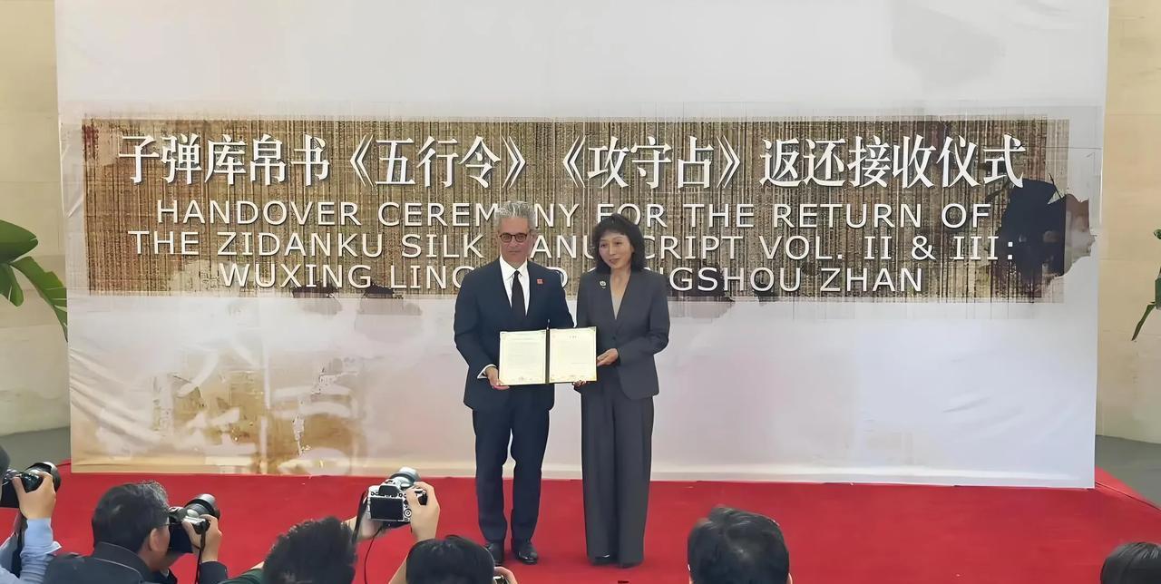 5月16日，美国史密森学会国立亚洲艺术博物馆展厅里，两卷泛黄的丝帛在玻璃展柜中静