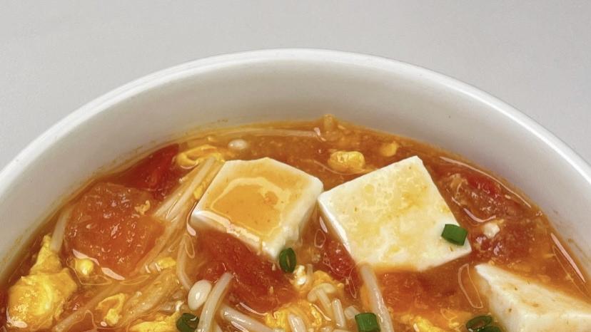 一碗番茄金针菇豆腐汤，暖透平凡的烟火时光
