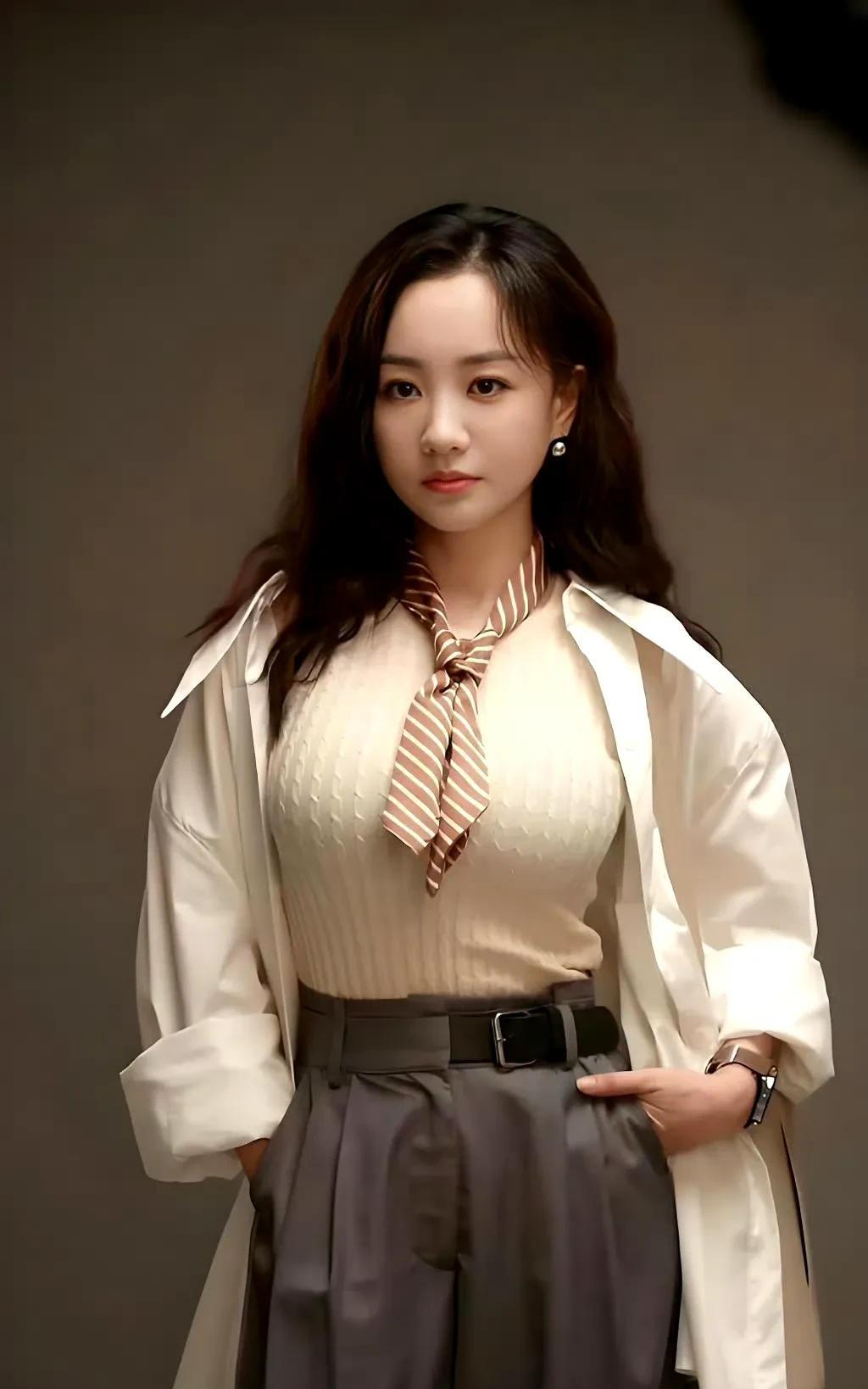 杨蓉她本人很瘦很年轻，头发乌黑浓密长发飘飘，超有少女感！但在这身材却有点恐怖，未