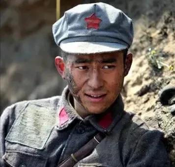 1936年底，一西路军军医见几个马家军骑兵正撕扯女红军的衣服，他攥紧拳头刚要冲过