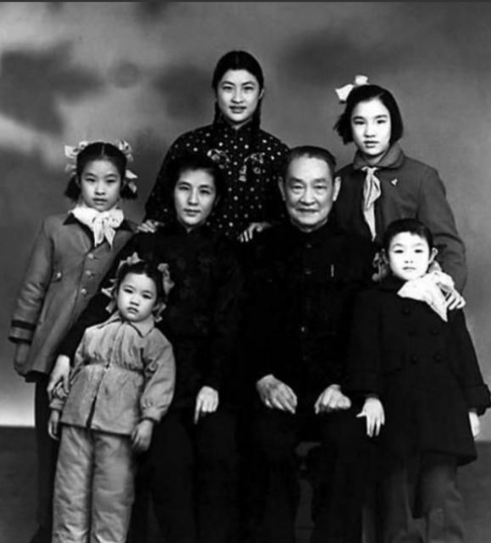 1938年7月，17岁的郭翼青嫁给了54岁的三婚男程潜，之后怀孕16次，只生下了