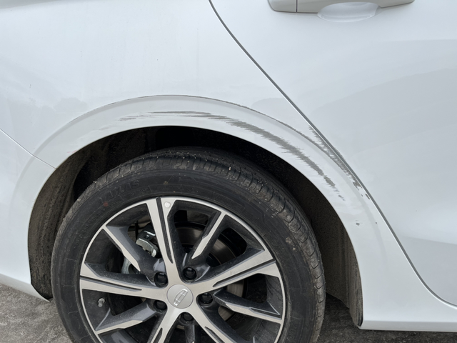 刮伤如何处理
各位车友们，请教下，像我这种刮伤如何处理好？出车库时方向盘打晚了刮