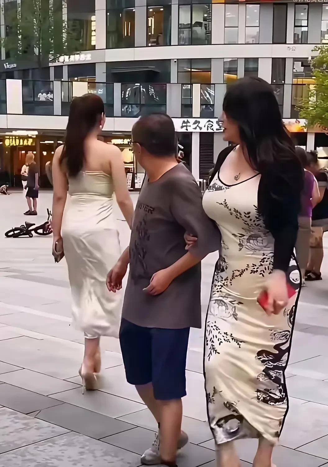 这个男人和释永信有一拼，看看下面的两张照片就明白了！
男人爱美女，女人喜欢帅哥，