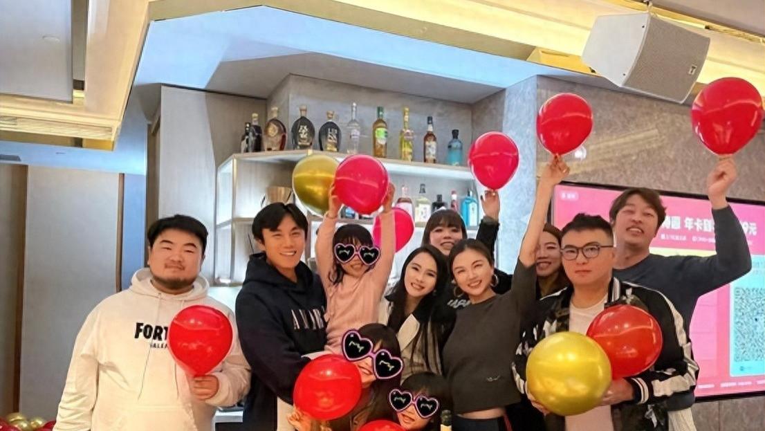 伊能静庆生小10岁老公陪伴，穿中式装嫩如少女，哪里像快60岁的人！