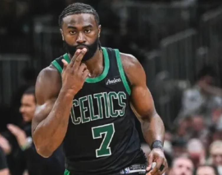 三节战罢凯尔特人102-73领先勇士。
勇士记者更新社媒：“杰伦-布朗拿到了职业