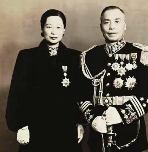 1938年，李宗仁夜会女记者，没想到却被妻子郭德洁撞破。她气的摔碎茶盏，大哭大闹
