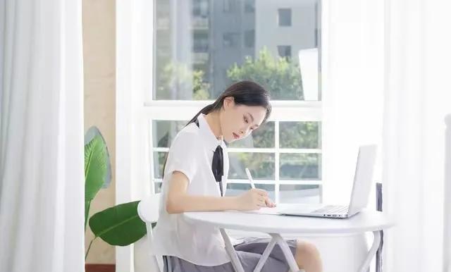 《心语六章》
（一）《不可言说》
多少次拿起电话
又轻轻放下
那些在舌尖打转的话