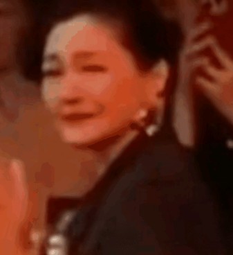 和汪小菲的婚姻里，她被宠成了女王，和具光头的婚姻里她活成大妈。女人养男人，从来都