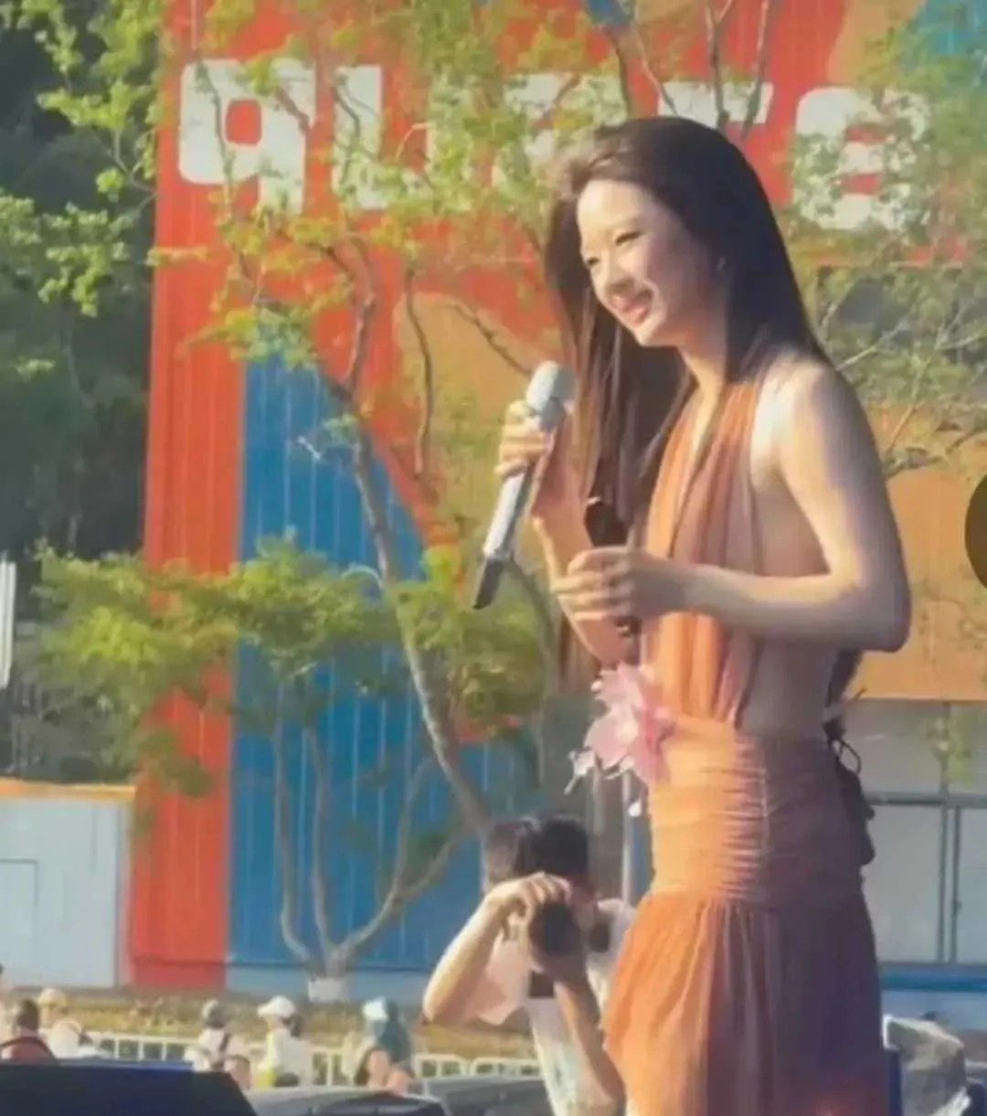 曾经的女神，也沦落来小县城商演了！