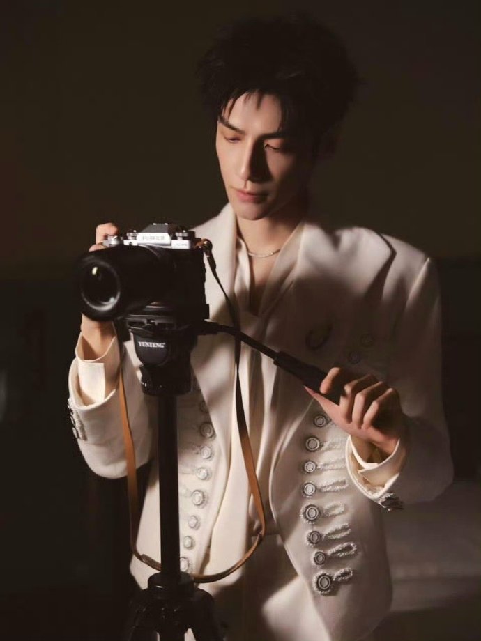 戏里，他是寻找真相的法医齐思哲，目光如刀，思维如链；戏外，他是记录故事的摄影师罗