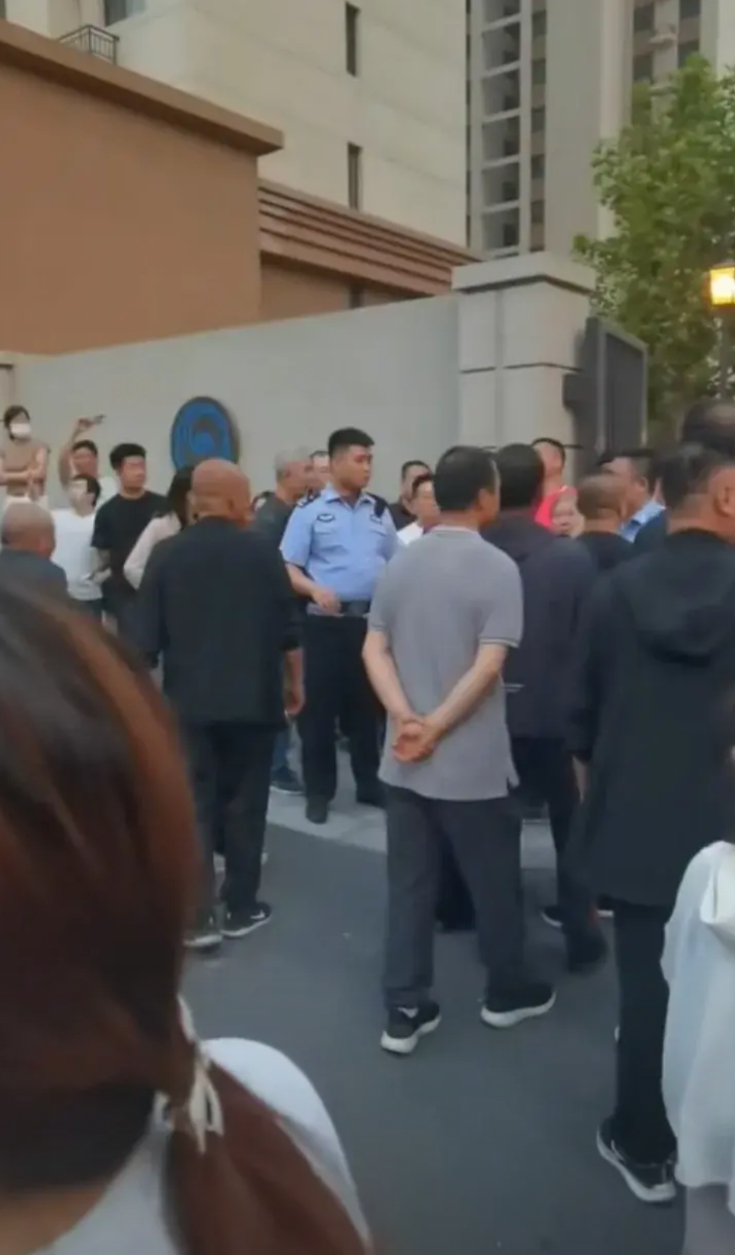 小区回迁户把原来的村民大石头放在小区门口，让买了商品房的外地人滚出去
村民自己改