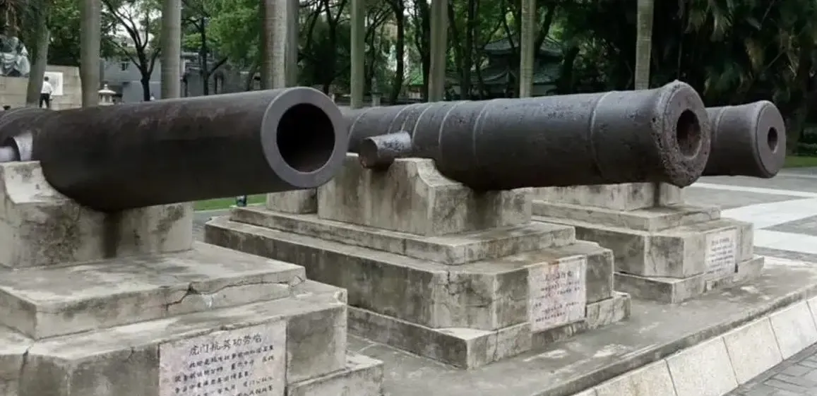 看看清朝国产大炮和英国进口大炮，就知道当时中西方的差距有多大！
这都是虎门的大炮