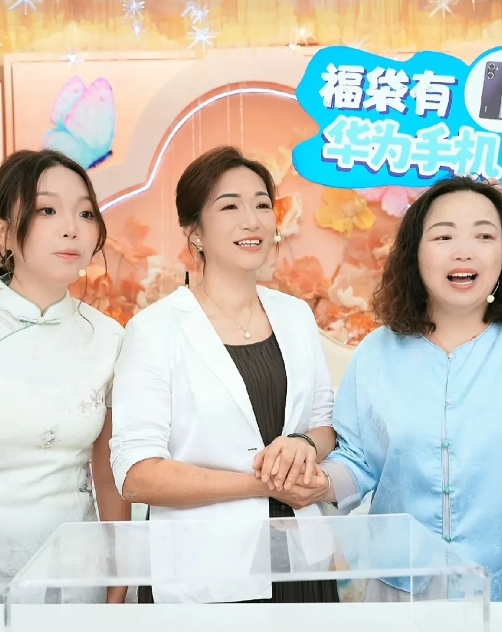 要说谢浩男有人缘，妈妈粉们都喜欢，我看觉西施的杨奶奶也非常的有人缘。看过几场杨奶