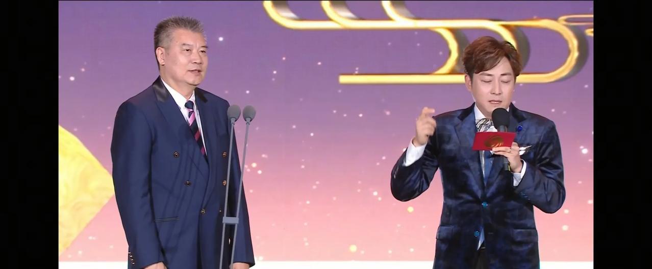 凤凰卫视这位主持人还问了李隼教练一个问题：
国乒的反义词是啥？
没等李隼教练反应
