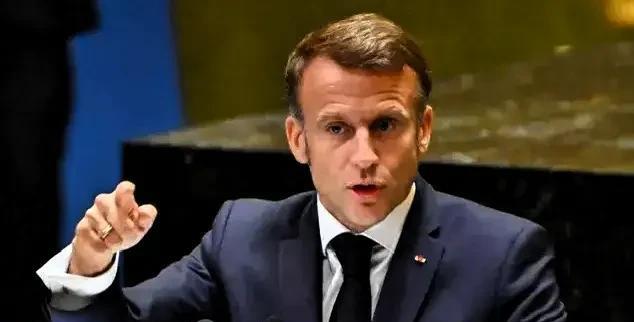 马克龙这步棋，把法国带向悬崖？
法国这回可是捅了马蜂窝！据俄新社消息，马克龙竟把
