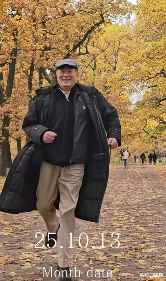72岁濮存昕近照曝光，两鬓斑白奔跑迟缓老头样，网友差点认不出