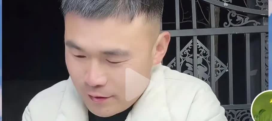 阿杜说李佳不许他去山东？
在直播间里，阿杜正和网友闲聊，话题依然是是否要和妈妈