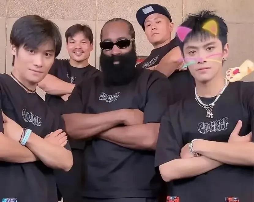 这次红酒找谁卖？
今天，哈登乘坐飞机抵达中国，开启了他连续三年的中国行。
前两次