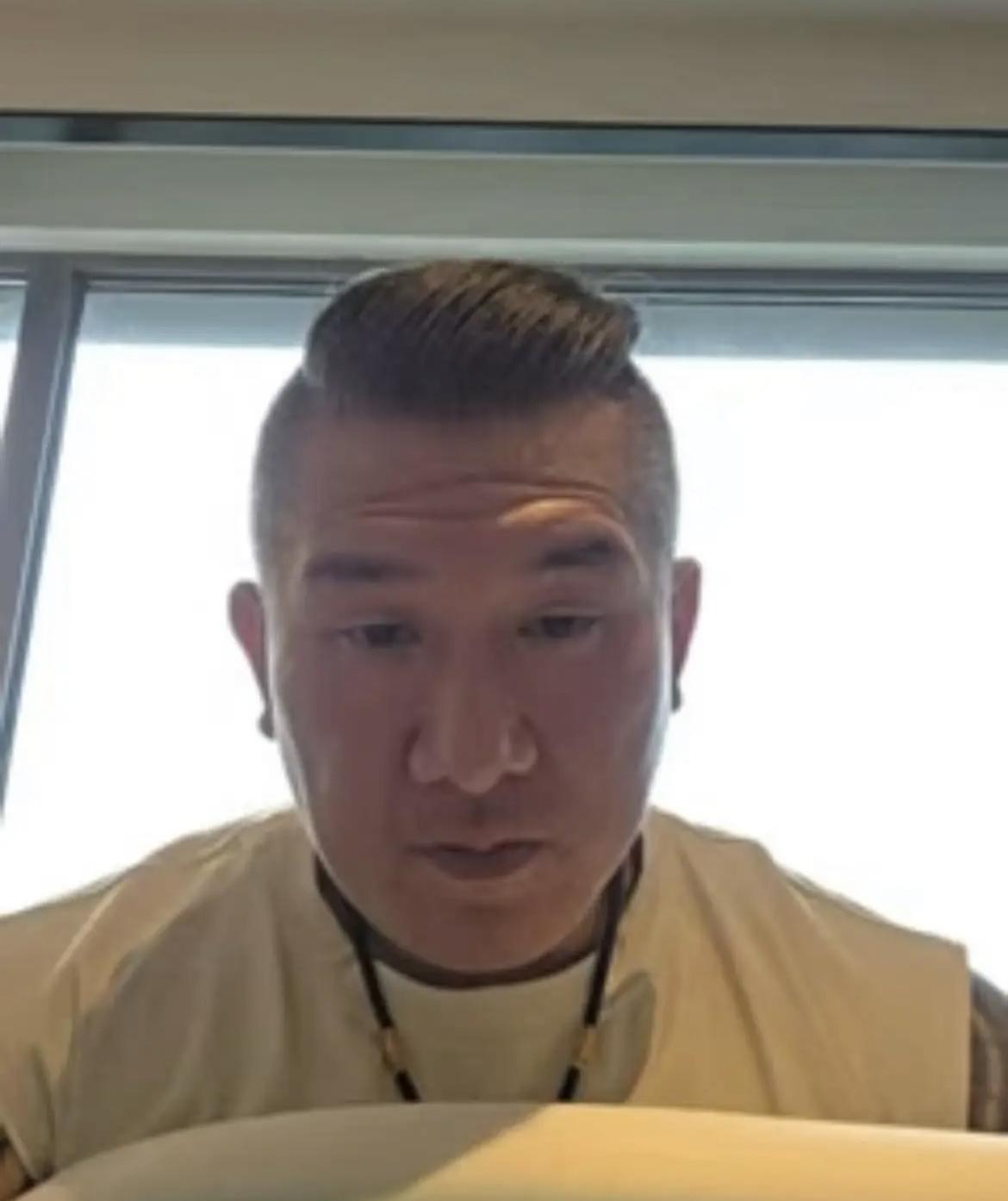 被绿媒围攻，馆长气到睡不着，一早开直播“开呛”。  



这番深夜直播，源于馆