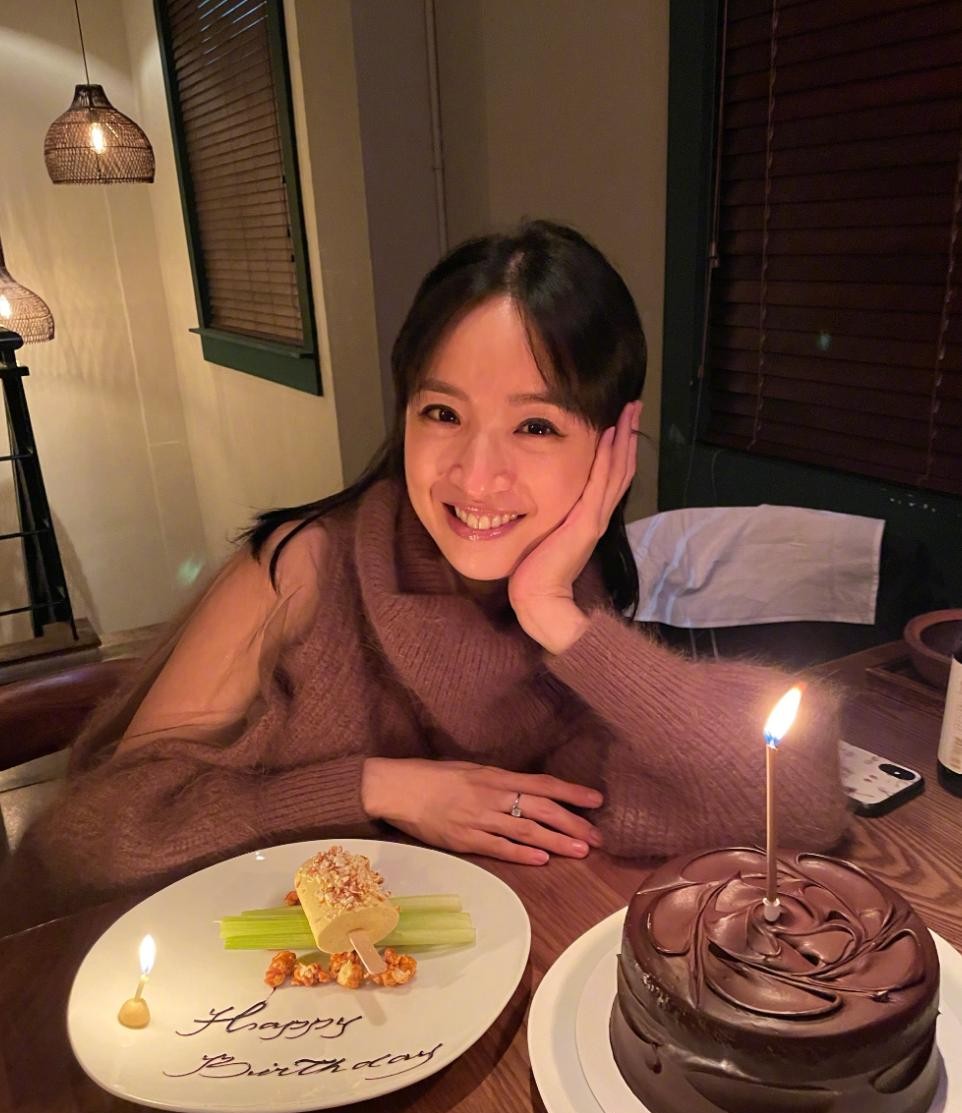 林依晨怀二胎五个月





42岁？怀二胎？这几个关键词放在一起，瞬间让人梦回