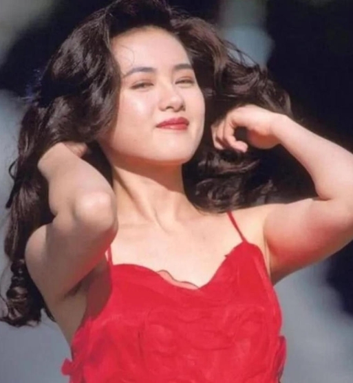 1996年，赚的盆满钵满马上就要结婚的李丽珍，因为禁不住王晶高达400万片酬的诱