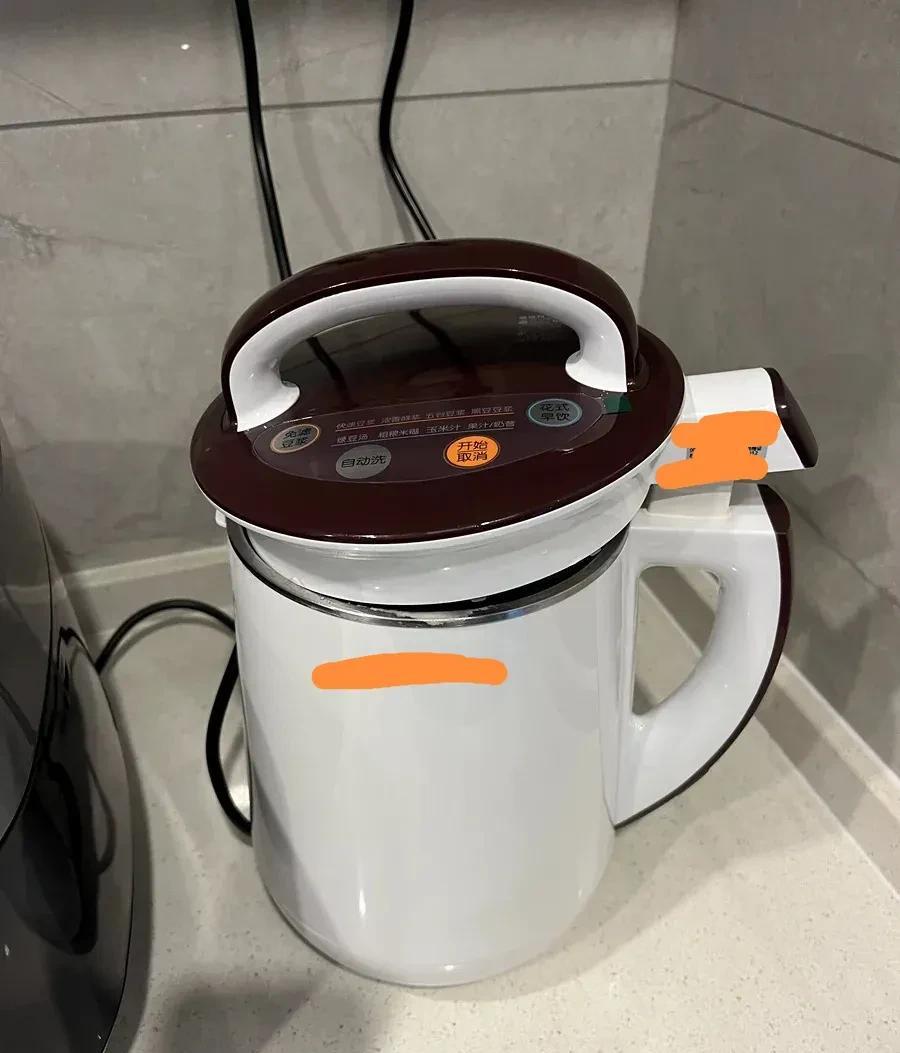 想买个豆浆机，昨天去了某阳专卖店，一看吓了我一跳，最便宜的700多，最贵的一个居