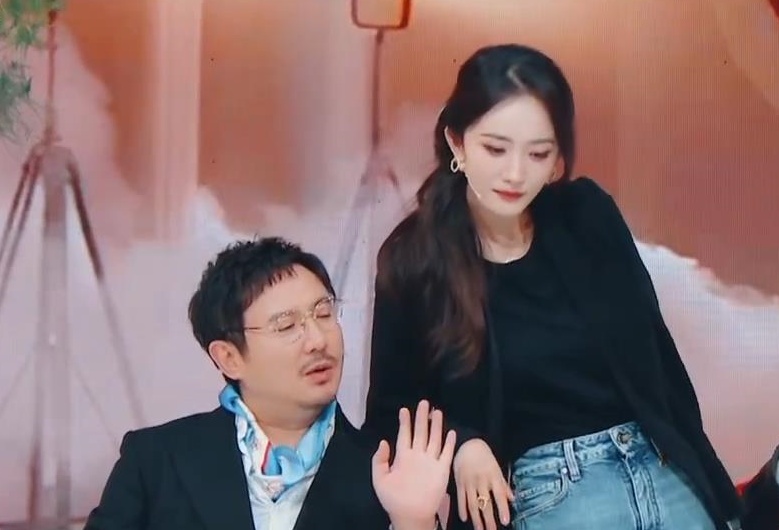 秀大长腿，卖萌，杨幂出演《王牌》真卖力！
《王牌对王牌9》首播，杨幂随《生万物》