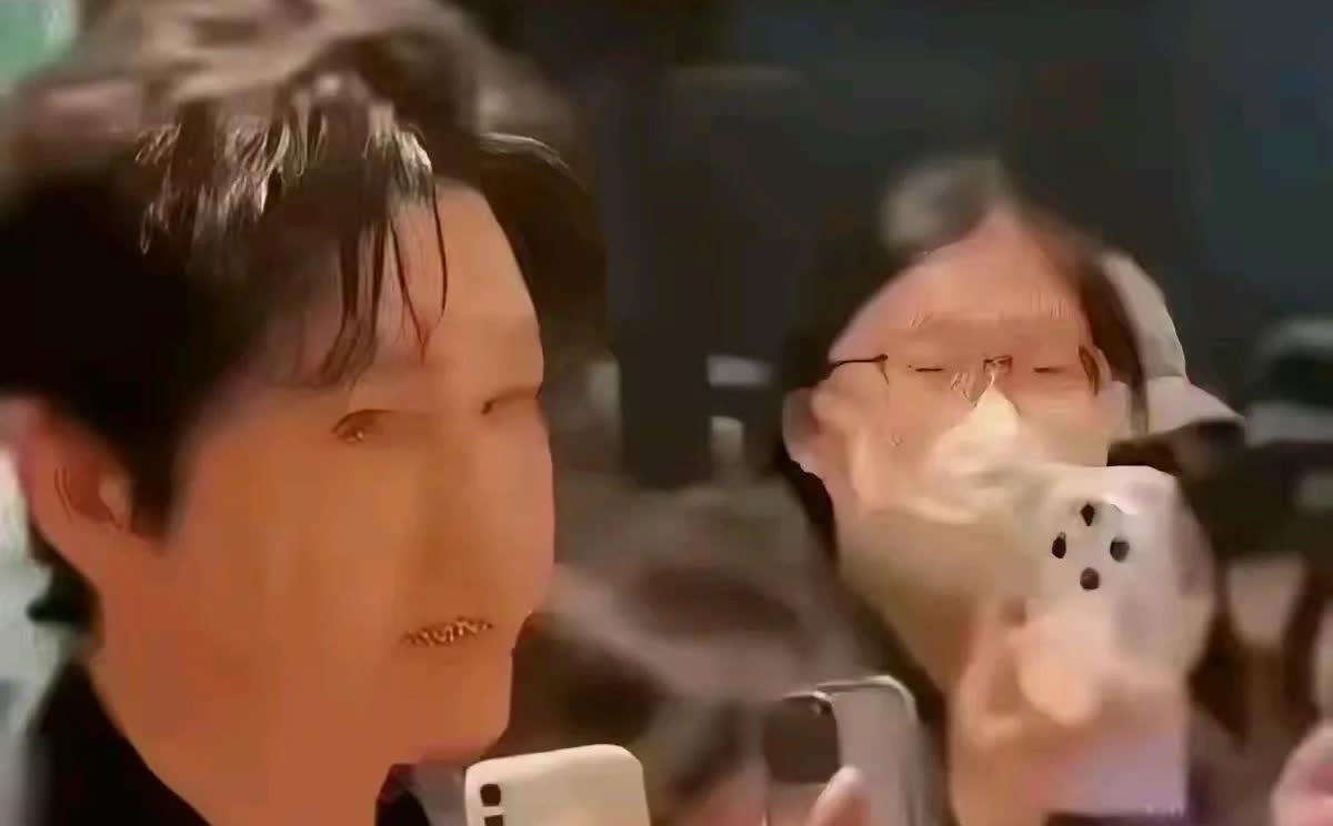 真是不懂黄晓明了！

据报道黄晓明昨天和杨颖同时出现在一个活动现场，两个人擦