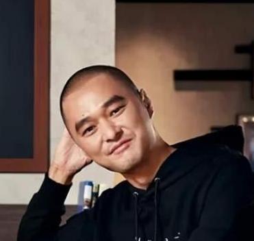 有一次，“身家8个亿”的冯唐，组了个10人的豪华饭局，临近开饭时，有6个人打来电