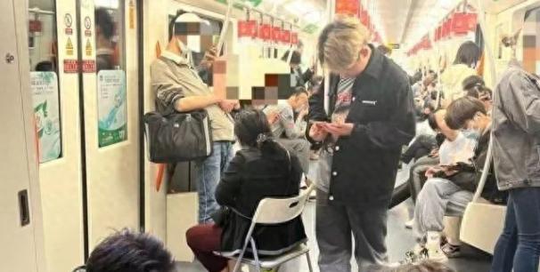 从公共交通出行年轻人该不该让座后续
最近网上炒得轰轰烈烈的年轻人到底该不该给看上