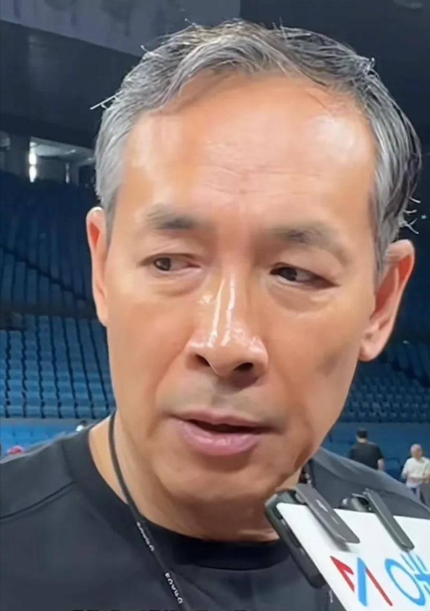 许利民人狠话不多！
如何看待今晚的比赛？许利民在采访时表示：今晚比赛要做好三点，