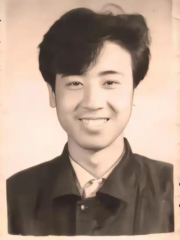 这是一个著名的男演员，有谁知道他是谁吗？