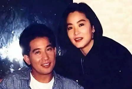 1973年，26岁的秦汉，在拍影片《窗外》时，爱上了林青霞。

可是秦汉早已有家